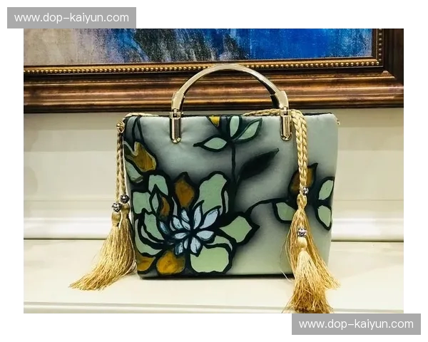 星辰之巅的博弈：穆vs众神，谁才是圣域最优雅的守望者？